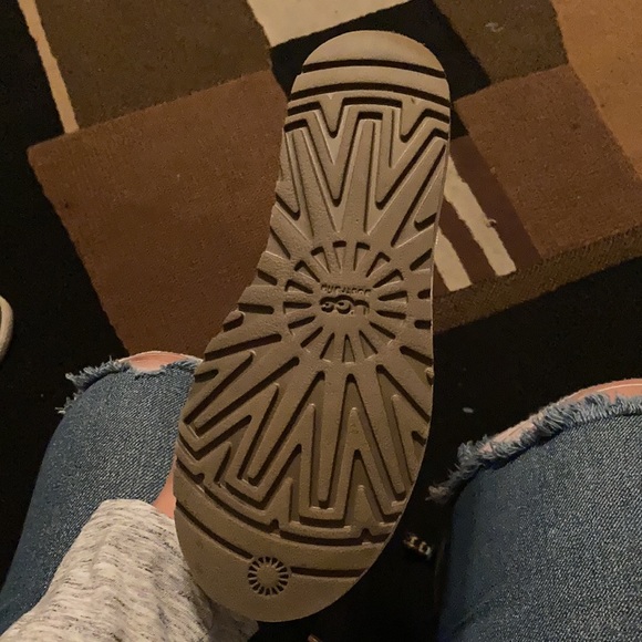 UGG Australia, Creme Color, Size 6 - Picture 3 of 4